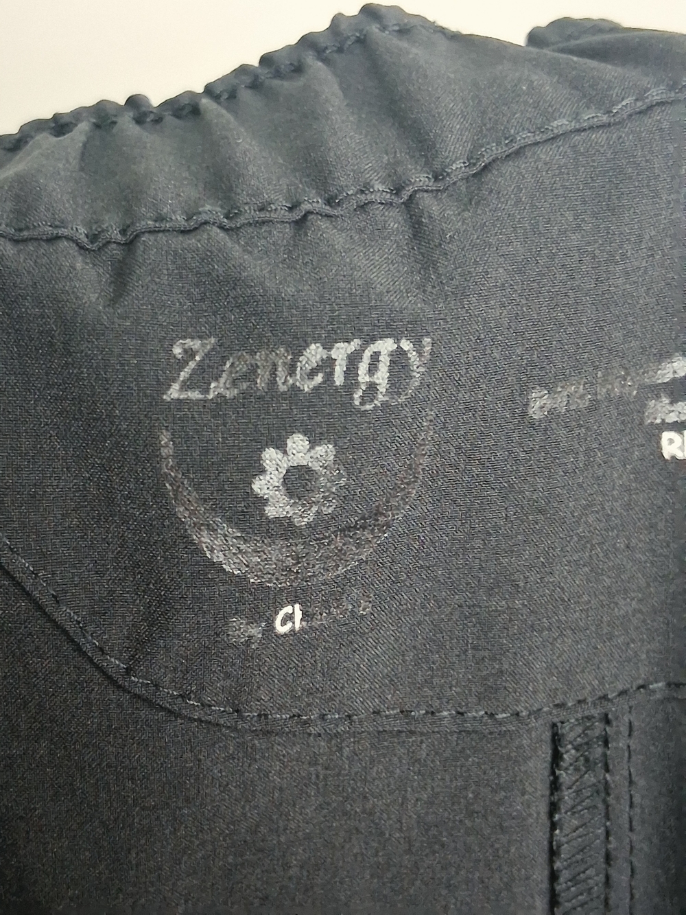 Zenergy by Chico's Black Cropped Cargo Capri Pants Size L Zip Pocket Stretch - Picture 4 of 11